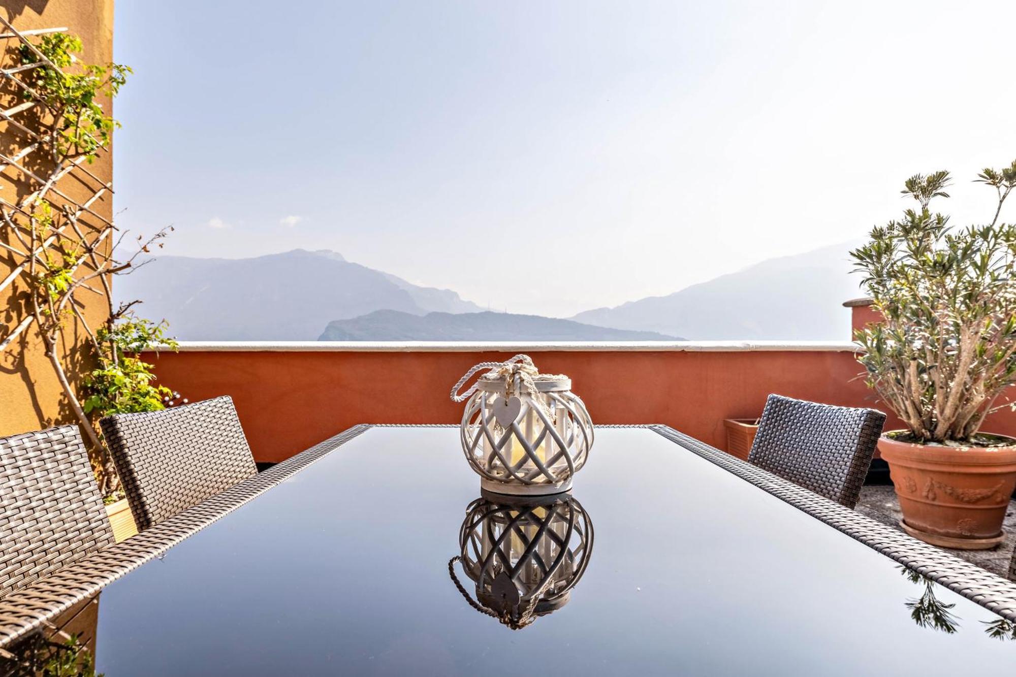 Casa Sara With Swimming Pool Apartment Riva del Garda Bagian luar foto