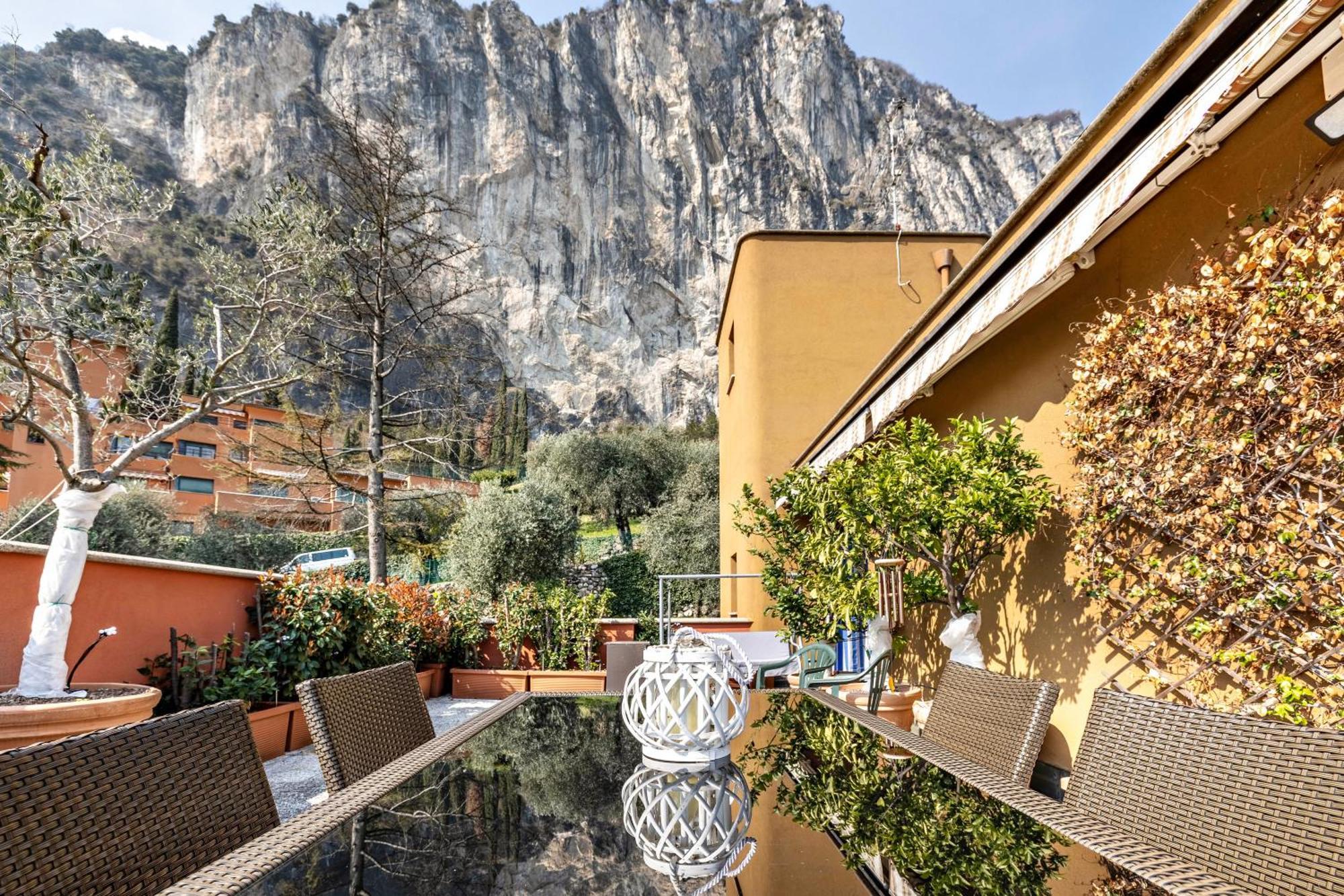 Casa Sara With Swimming Pool Apartment Riva del Garda Bagian luar foto